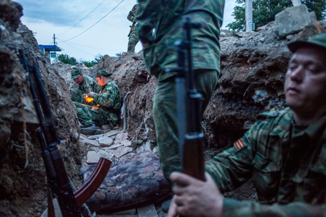 Des séparatistes pro-russes dans les tranchées de Sloviansk, en Ukraine © Michael Bunel, 2014